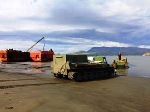 В состав надводной части порта  в губе Безымянная войдут универсальный причал, мол-волнорез и комплекс зданий