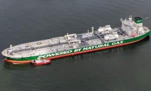 Крупнотоннажный нефтяной танкер впервые преодолеет Севморпуть, используя СПГ-топливо