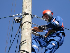 «Комиэнерго» ремонтирует сети 0,4 кВ в деревне Акись Усинского района