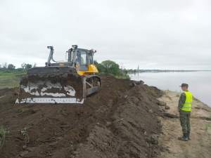 Сотрудники компаний Амурского ГПЗ сооружают дамбы и помогают подтопленцам