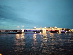 В Санкт-Петербурге триколором украсили Дворцовый мост и Большой проспект Петроградской стороны