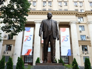 У здания Росатома открыли памятник легендарному министру среднего машиностроения Ефиму Славскому