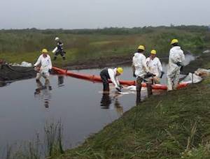 На Сахалине устраняют разлив нефтепродуктов в Набильском заливе