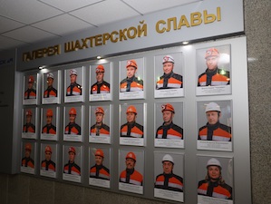 Распадская угольная компания обновила Галерею шахтерской славы