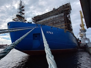 На борт атомного ледокола «Урал» погрузили  якорно-швартовное оборудование