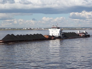 «Сахаэнерго» доставляет по рекам топливо в труднодоступные районы Якутии