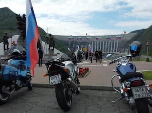 На самой мощной электростанции России отметили День Флага России