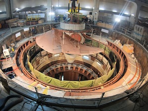 На Майнской ГЭС установили рабочее колесо нового гидроагрегата