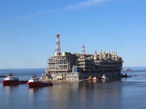 Первую линию завода «Арктик СПГ 2» подключают к береговым объектам добычи газа