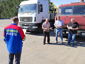 Сотрудники «Саратовских распределительных сетей» инструктируют водителей большегрузов и спецтехники