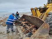 Надымские газовики очищают от мусора берег Карского моря