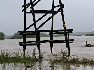 На Колыме из-за проливных дождей вышла из берегов река Ола