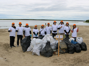 Волонтеры «Якутскэнергосбыта» привели в порядок берега рек в Якутске и Хандыге