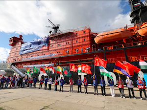 Экспедиция «Ледокол знаний» отправилась на Северный полюс