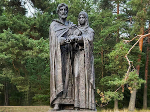 В Сосновом Бору при поддержке фонда «АТР АЭС» появилась скульптура Петра и Февронии