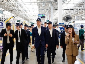 Глава Минпромторга России протестировал в Китае новую модель электромобиля