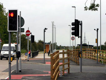 В английской деревне на перекрестке поставили 60 знаков, светофоров и видеокамер