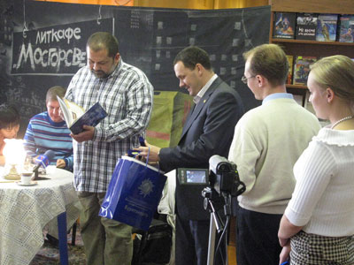 Представители «Бурятэнерго» и Сергей Лукьяненко обменялись книгами