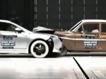 Американцы столкнули современный автомобиль с раритетным