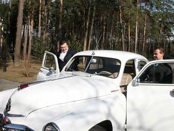 Медведев и Янукович прокатились на раритетных 