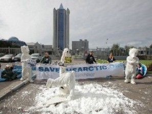 Активисты Гринпис проводят акции у офисов «Газпрома» в Москве и Берлине