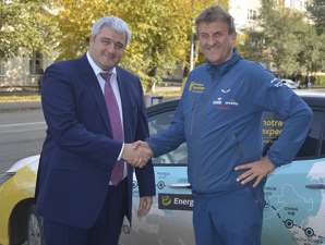 Польский путешественник получил в Кузбассе карту «инновационного водителя» МРСК Сибири