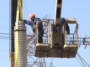 На открытом распределительном устройстве Запорожской АЭС ремонтируют шунтирующий реактор