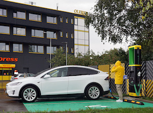 В Тарту открыли первую сверхбыструю станцию зарядки электромобилей