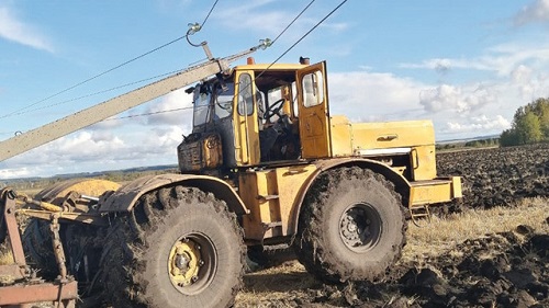 В Старом Урюпе тракторист едва не погиб, сбив опору ЛЭП на колхозном поле
