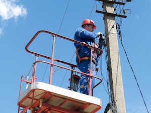 «Тимашевские электросети» демонтируют незаконные линии связи на опорах ЛЭП