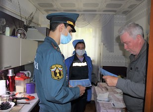 «Когда холодно, я пироги стряпаю»: жители Екатеринбурга повторили правила безопасности