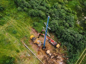 В Подмосковье впервые установлены композитные опоры ЛЭП