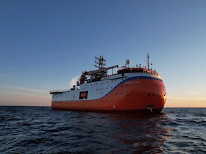 Плавучая платформа «Северный полюс» отправляется в первую экспедицию