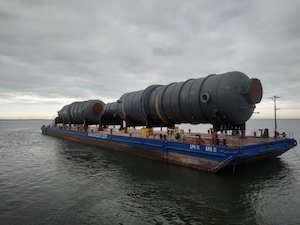 В морской порт Усть-Луга по реке доставлен бункер очистки продукта для СПГ-завода