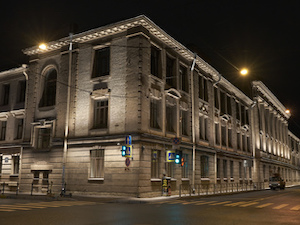 Фасад одной из старейших в России государственных гимназий украсила художественная подсветка