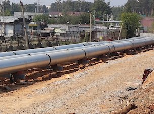 Екатеринбургская теплосетевая компания реконструировала надземную тепломагистраль на Уралмаше