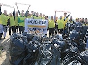 Волонтеры Саратовского НПЗ очистили берега Волги в поселке Увек