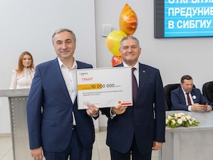 ЕВРАЗ вручил сертификат на развитие центра цифровой металлургии в СибГИУ