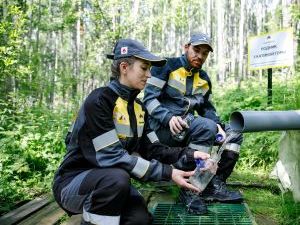 Волонтеры «РН-Уватнефтегаза» обустроили родник в Тюменской области