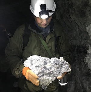 Геологи Ловозерского ГОКа обнаружили пегматитовую жилу в подземных горных выработках рудника Карнасурт