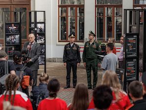 Уралвагонзавод открыл на Киевском вокзале Москвы фотовыставку «Священный завод»