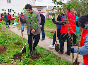 «Росатом Энергосбыт» высадил первую «клиентскую аллею» в закрытом северном городе Заозёрске