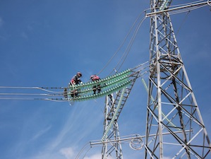 МЭС Центра смонтировали новые изоляторы на 15 магистральных ЛЭП в Ярославской области