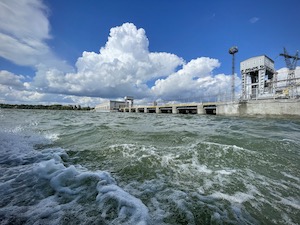 Новосибирская ГЭС работает с полной пропускной способностью гидротурбин из-за нетипичного осеннего паводка