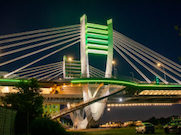 Памятная подсветка мостов Петербурга цветами блокадной ленты напомнила о подвиге Ленинграда