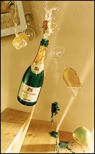 Брызги шампанского падают вниз