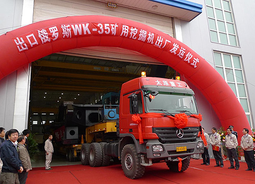 Из Китая в Россию отправился экскаватор