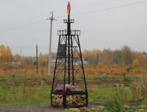 На месте первой скважины Седъельского месторождения повился памятный знак