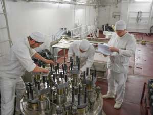 Балтийский завод загружает ядерное топливо в реактор левого борта ПЭБ