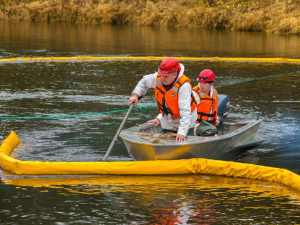 ЛУКОЙЛ задействовал более 30 единиц спецтехники для ликвидации условного нефтеразлива в Коми